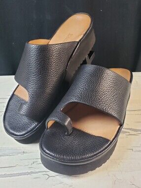 L'Amour Des Pieds 'Ahlina' Toe-Loop Platform Sandals in Black - Women's size 6.5